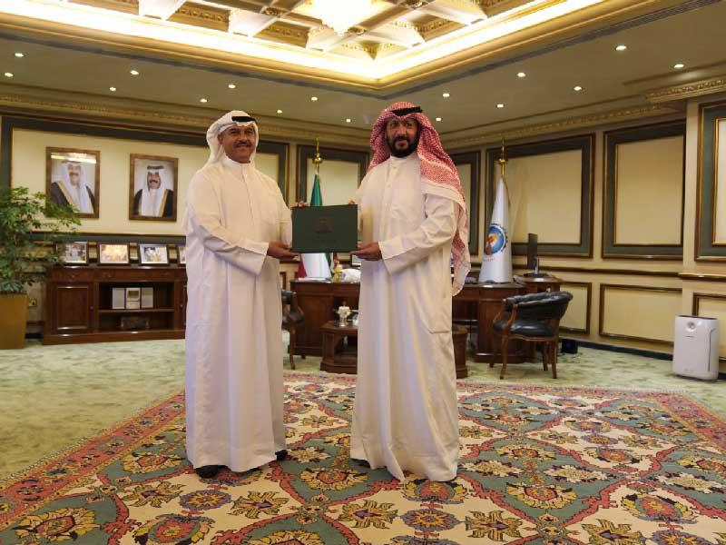 محافظ العاصمة الشيخ طلال الخالد خلال استقباله الرئيس التنفيذي لمجموعة «بيتك» بالتكليف