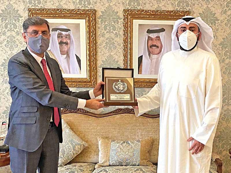 وزير الصحة الشيخ د. باسل الصباح مستقبلاً ممثل منظمة الصحة العالمية بالكويت