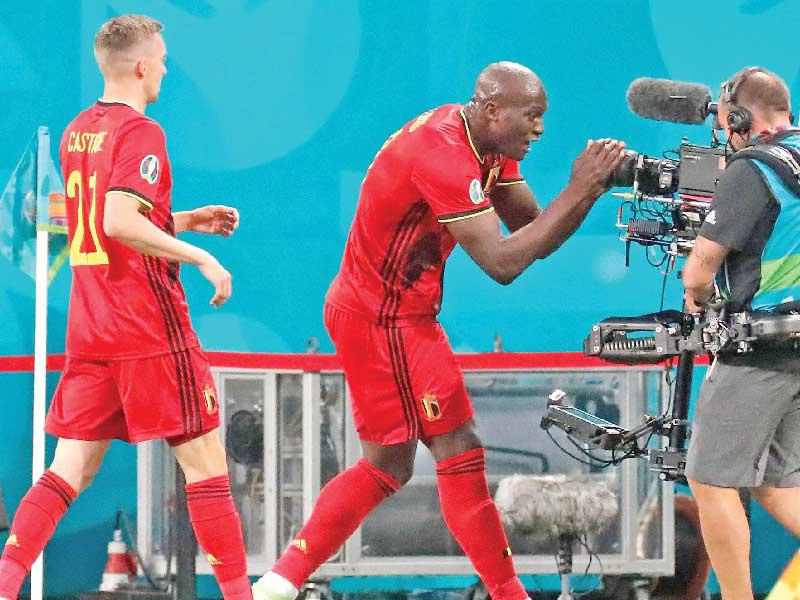  هداف بلجيكا روميلو لوكاكو يحتفل بهدفه الأول ويوجه رسالة دعم لإريكسن نجم الدنمارك