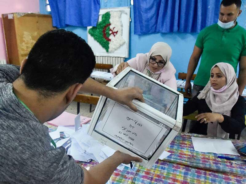 عملية فرز الأصوات في الانتخابات التشريعية المبكرة في الجزائر 