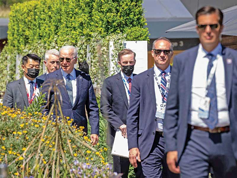 الرئيس الأميركي جو بايدن خلال توجهه إلى إحدى جلسات القمة امس    (أ ف ب)