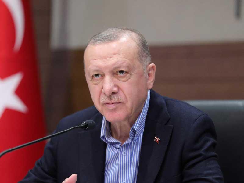 الرئيس التركي رجب طيب إردوغان متحدّثاً للصحافيين في إسطنبول أمس عشية توجّهه إلى بروكسل     (رويترز)