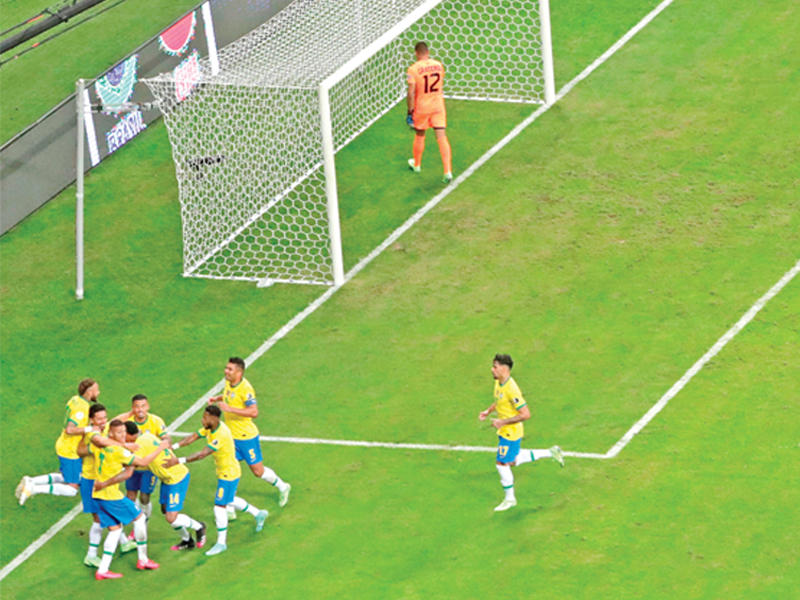 فرحة لاعبي المنتخب البرازيلي بعد إحراز الهدف الأول