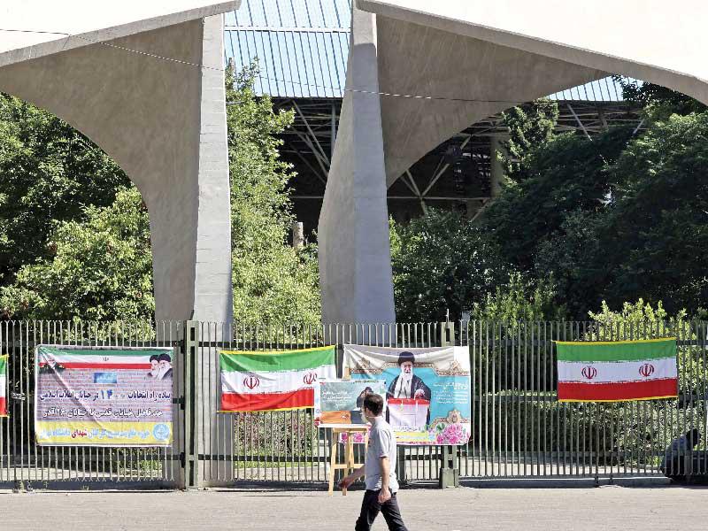 لافتات لخامنئي يقترع لحث الإيرانيين على المشاركة في الانتخابات الجمعة (أ ف ب)