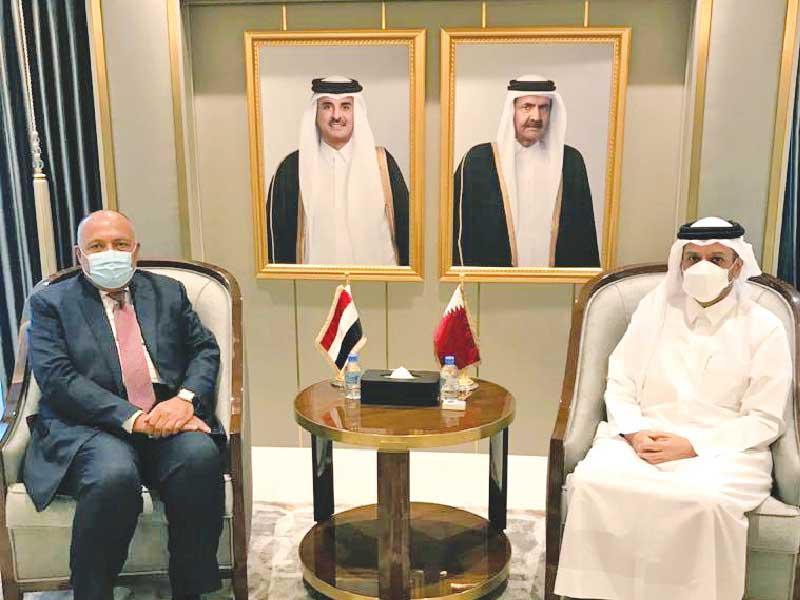 وزيرا خارجية قطر ومصر في الدوحة أمس 