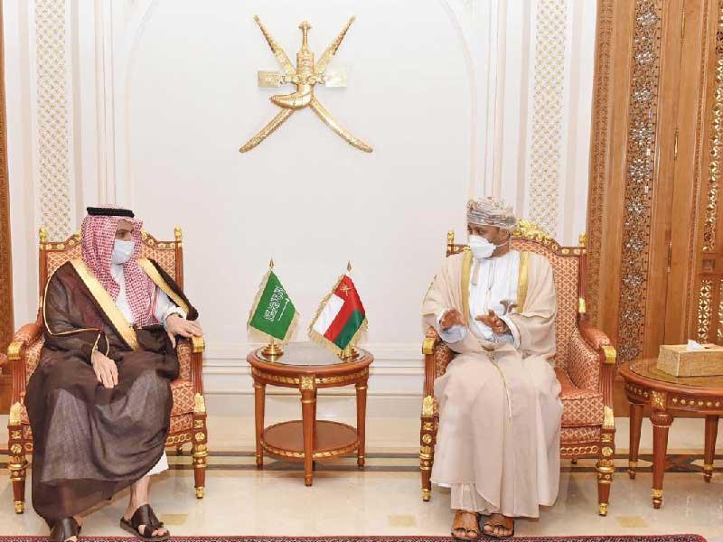 وزير الخارجية السعودي فيصل بن فرحان مع نظيره العماني بدر حمد البوسعيدي 