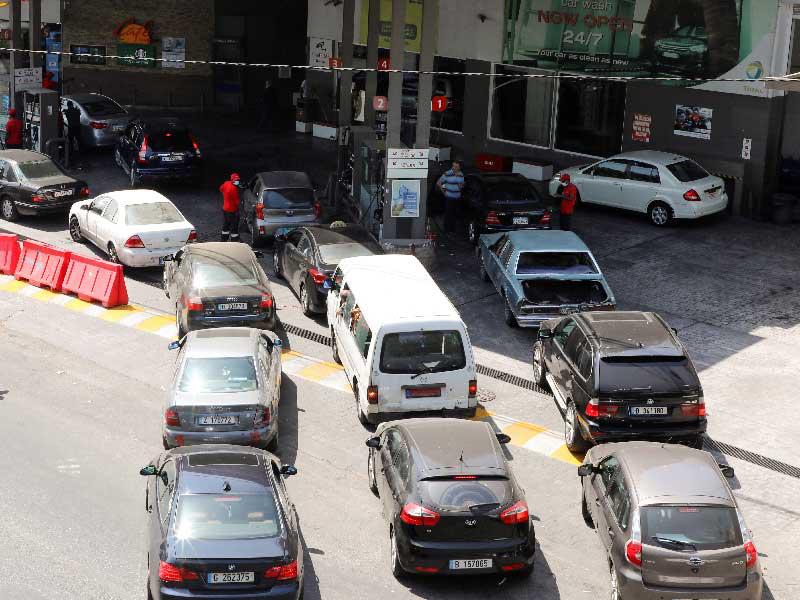 سيارات تقف في طابور للحصول على الوقود في محطة وقود في بيروت ، لبنان