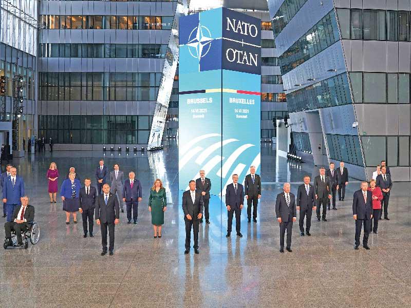قادة دول الناتو في صورة تذكارية وفق قواعد التباعد بمقر الحلف في بروكسل أمس (أ ف ب)