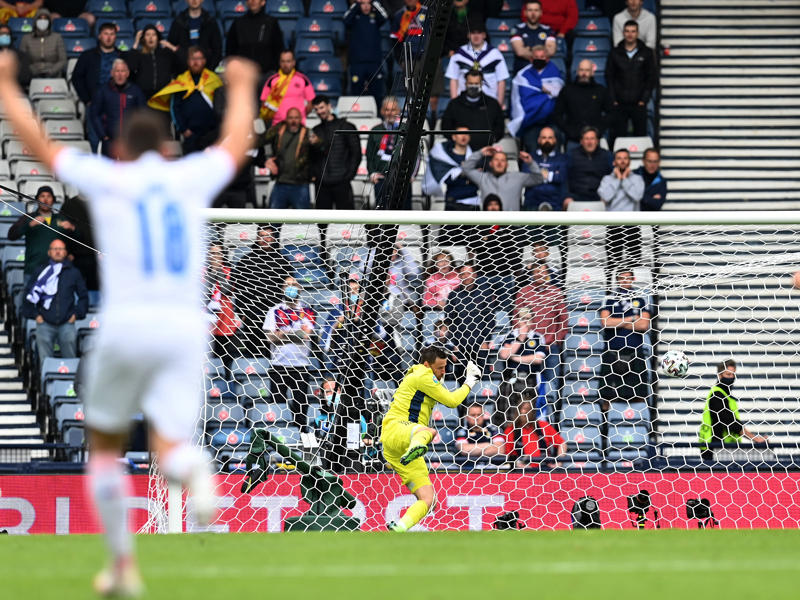 شيك يحرز الهدف الثاني لتشيكيا من مسافة بعيدة