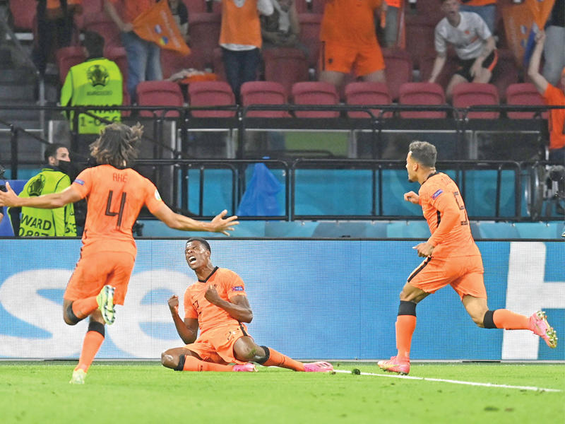 دمفريس نجم منتخب هولندا يحتفل بهدفه