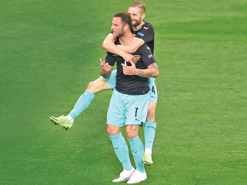 فرحة لاعبي منتخب النمسا بالهدف الثالث