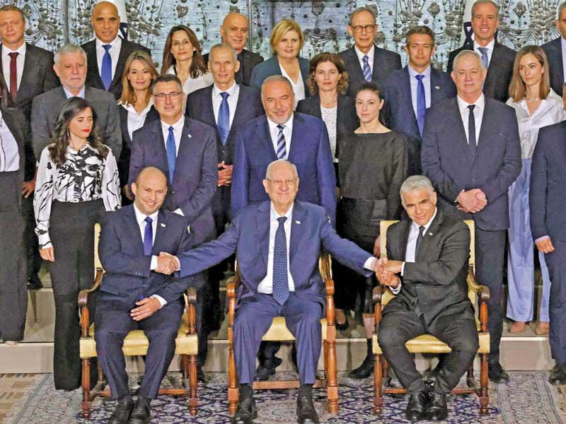 ريفلين في صورة تذكارية مع حكومة بينيت ولابيد في القدس المحتلة أمس (أ ف ب)