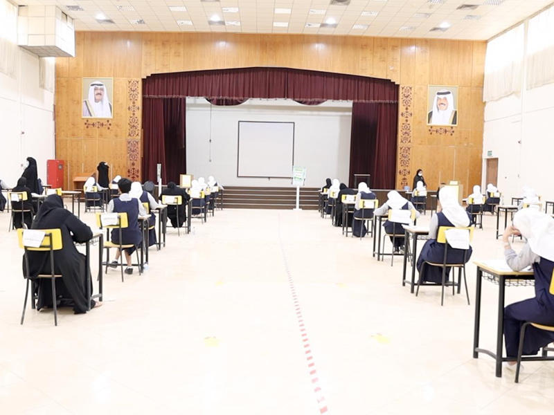 جانب من الاختبارات أمس