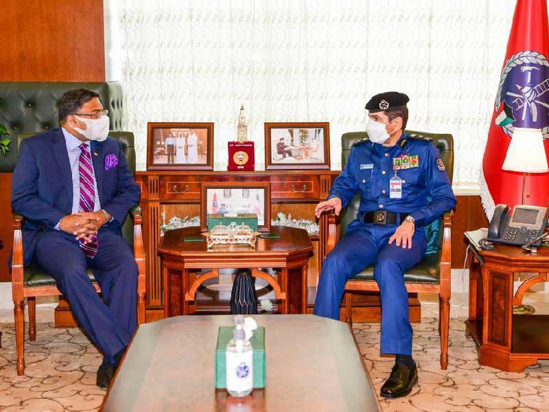  رئيس قوة الإطفاء العام الفريق خالد المكراد مستقبلاً السفير الهندي  