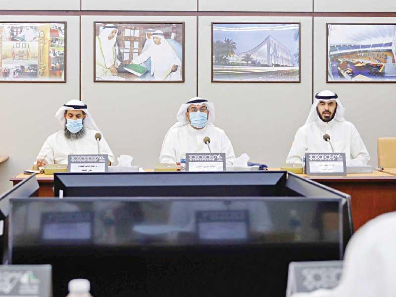 جانب من اجتماع لجنة «المرأة والأسرة» أمس