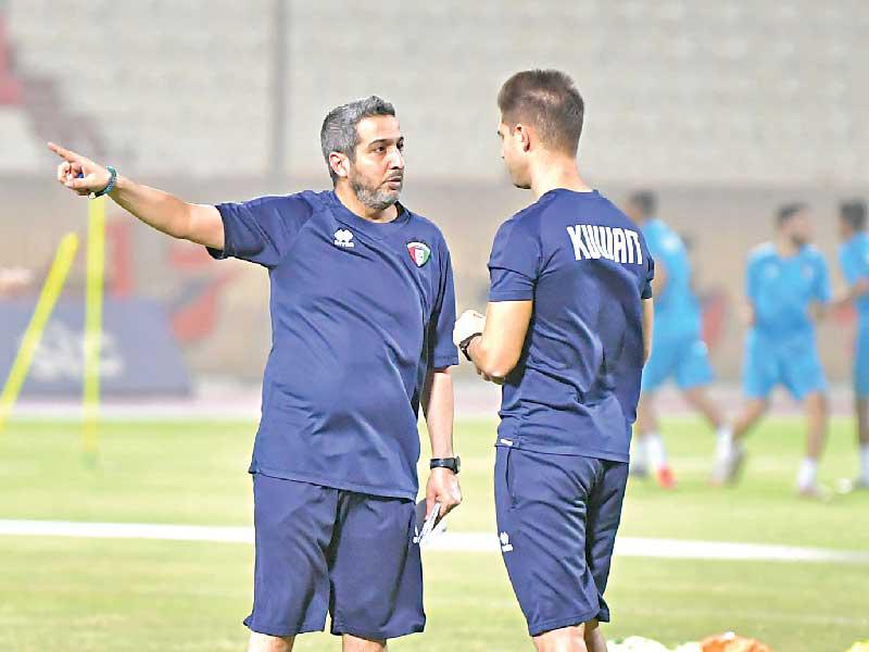 ثامر عناد يوجه مساعده في الجهاز الفني 