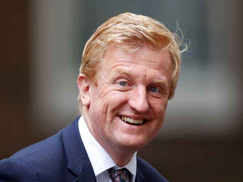  وزير الثقافة أوليفر داودن