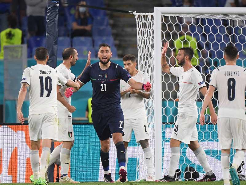 لاعبو المنتخب الإيطالي خلال المباراة السابقة