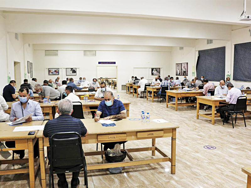 إحدى لجان تصحيح الاختبارات 