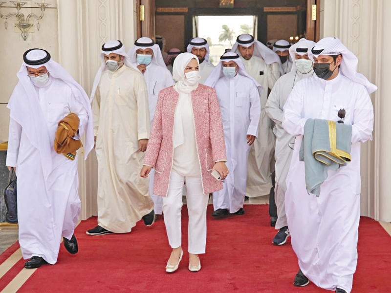  وزير الإعلام والثقافة وزير الدولة لشؤون الشباب عبدالرحمن المطيري خلال مغادرته البلاد متوجهاً إلى القاهرة