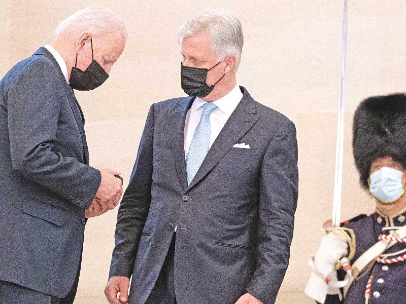 الرئيس الأميركي جو بايدن مع عاهل بلجيكا الملك فيليب على أدراج القصر الرئاسي في بروكسل أمس (رويترز)
