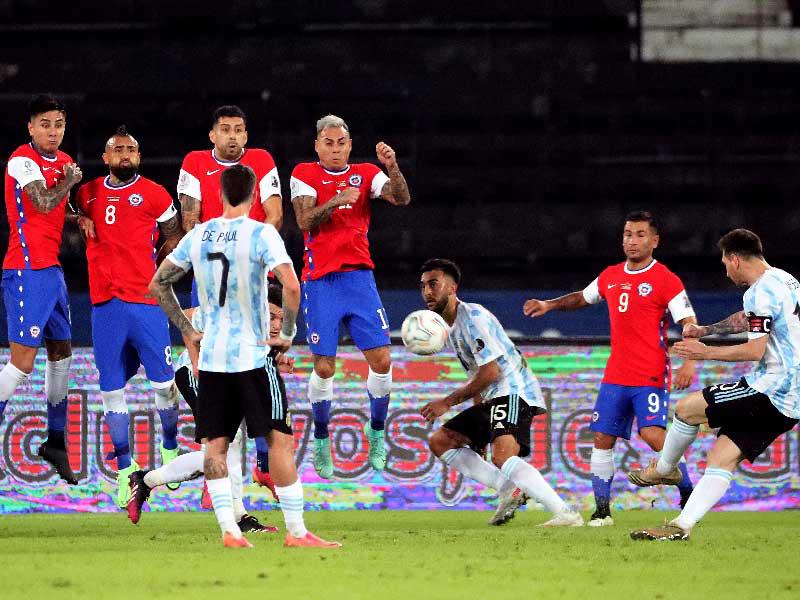 ميسي نجم الأرجنتين يسدد الركلة الحرة التي جاء منها الهدف الأول