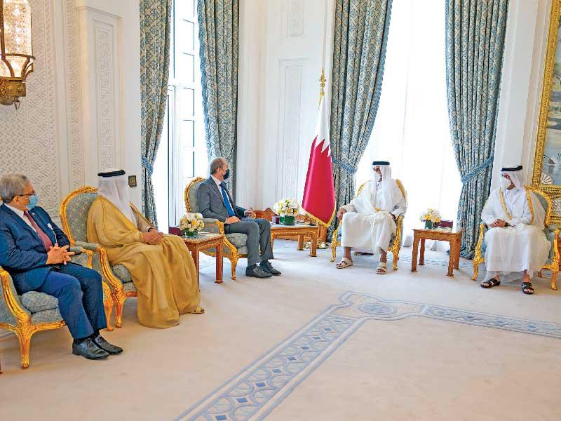 أمير قطر مستقبلاً وفد وزراء الخارجية العرب المشاركين في الاجتماع التشاوري أمس