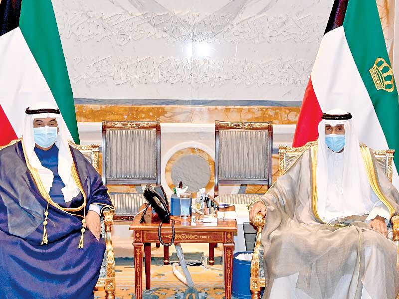 صاحب السمو أمير البلاد الشيخ نواف الأحمد مستقبلاً سمو الشيخ ناصر المحمد أمس