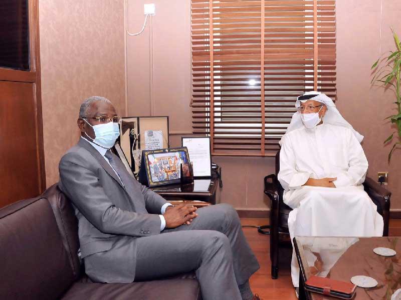 سفير بنين اثناء لقائه الحساوي أمس