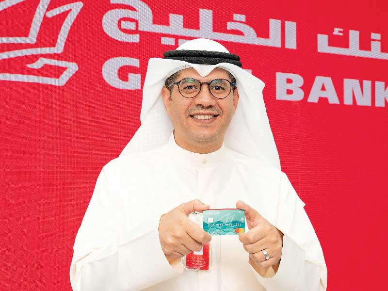 المدير العام للمجموعة المصرفية للأفراد في بنك الخليج محمد القطان يُطلع الصحافيين على البطاقة الجديدة