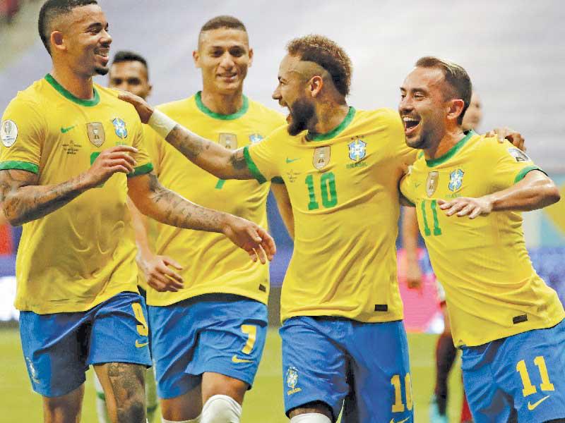 لاعبو المنتخب البرازيلي خلال المباراة الماضية