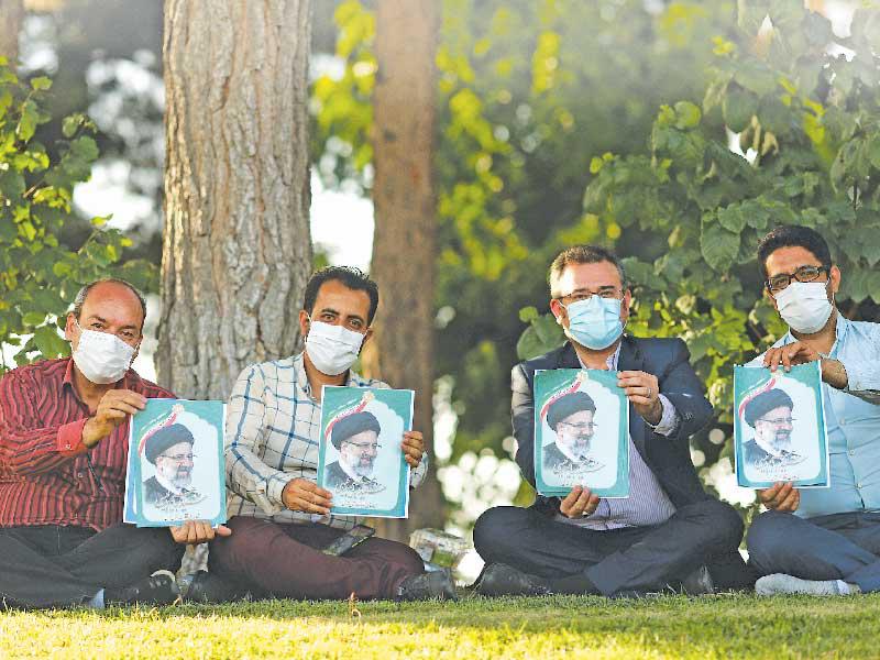 مؤيدون لرئيسي في طهران أمس الأول (رويترز)