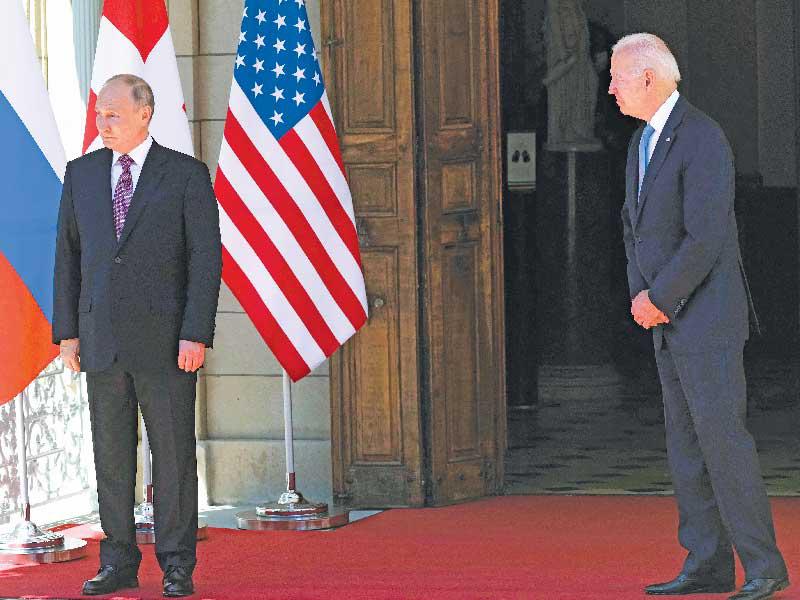 الرئيس الأميركي جو بايدن و نظيره الروسي فلاديمير بوتين قبل المصافحة (أ ف ب)