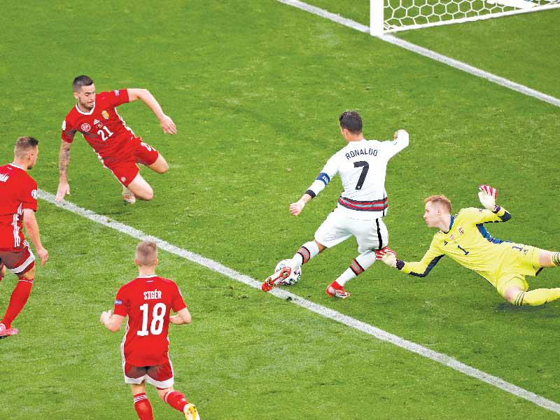 رونالدو نجم منتخب البرتغال يحرز الهدف الثالث