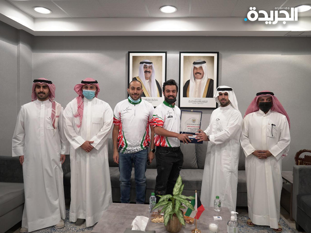 الشيخ فهد ناصر صباح الأحمد يكرم اللاعب عمر الشاهين