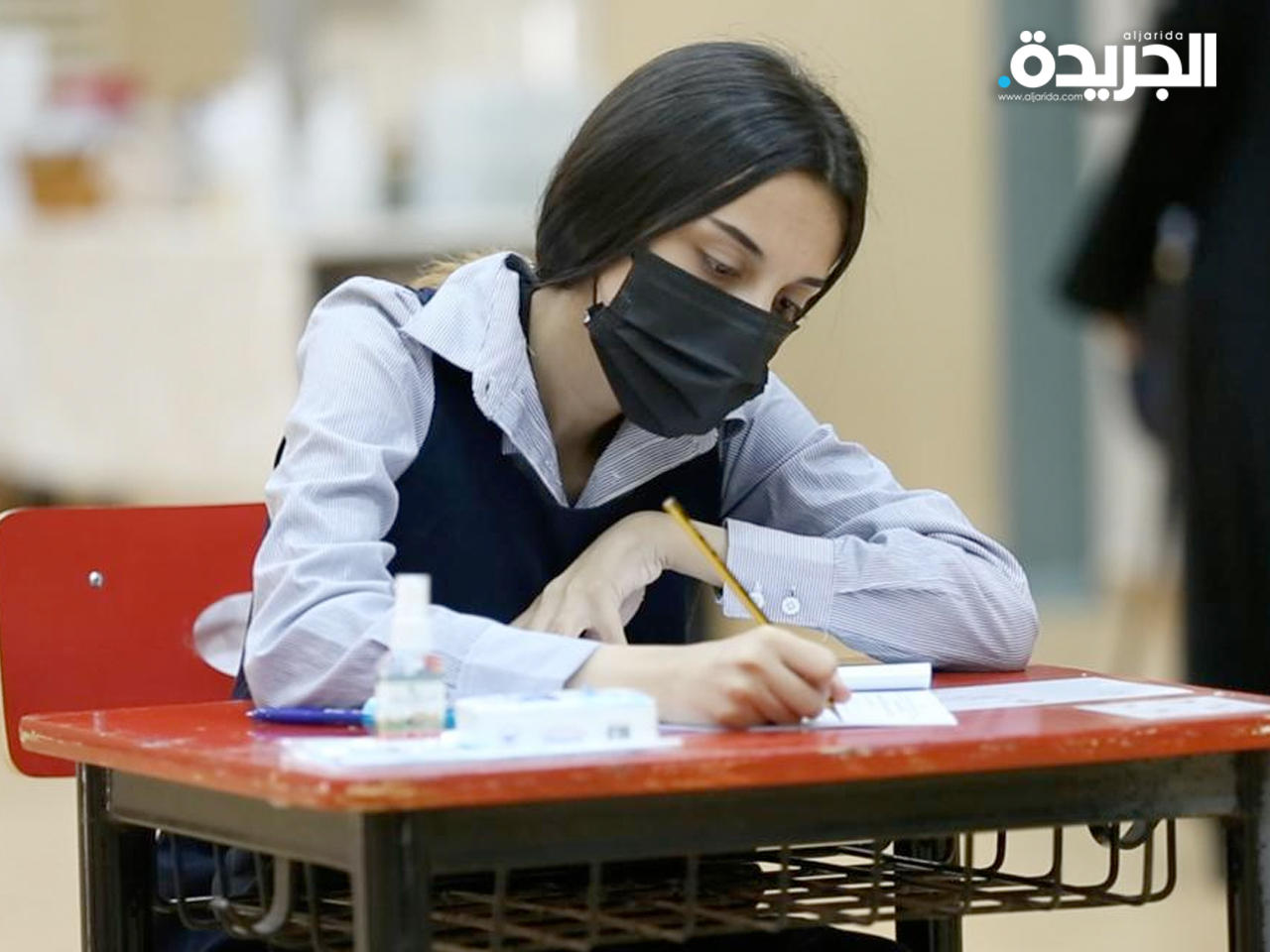 طالبة تؤدي اختبار اللغة الانجليزية