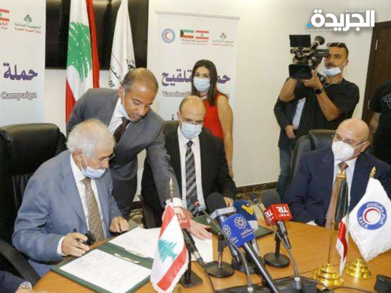حسن والساير أثناء توقيع اتفاقية توفير اللقاحات