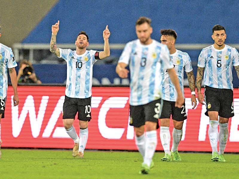 لاعبو المنتخب الأرجنتيني خلال المباراة السابقة