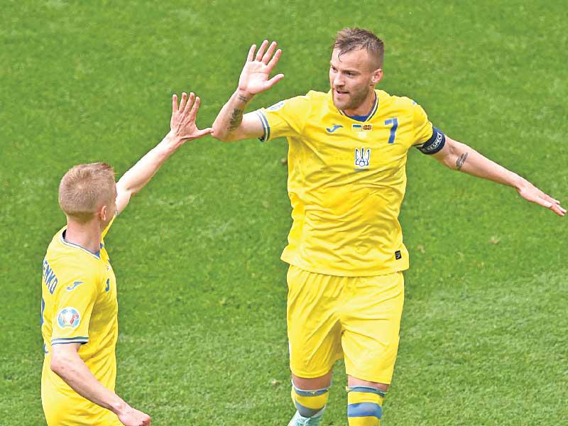 يارمولنكو نجم أوكرانيا يحتفل بهدفه