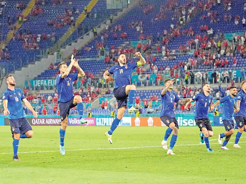 فرحة لاعبي المنتخب الإيطالي بعد الفوز