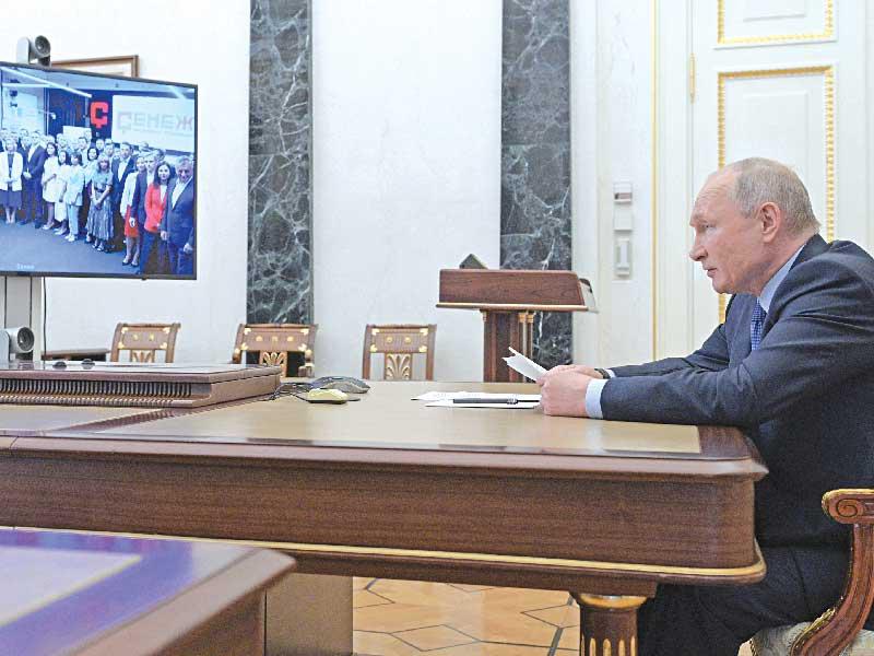 الرئيس الروسي فلاديمير بوتين متحدّثاً عبر الفيديو خلال لقاء مع خريجي كلية لكبار الكوادر الروس في موسكو أمس (رويترز)