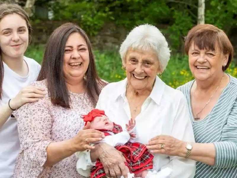 الجدة  ماري مارشال وأبناء أحفاد أحفادها 