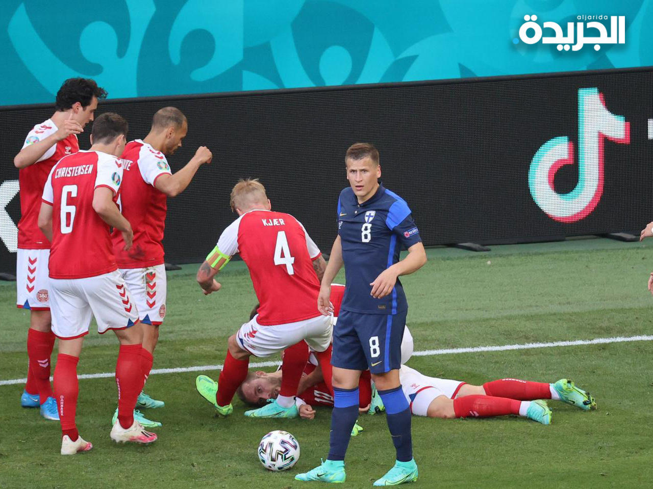 لاعب وسط الدنمارك ممداً على الأرض خلال النوبة القلبية