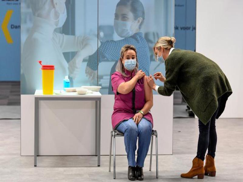 حملات التطعيم ضد كورونا في هولندا