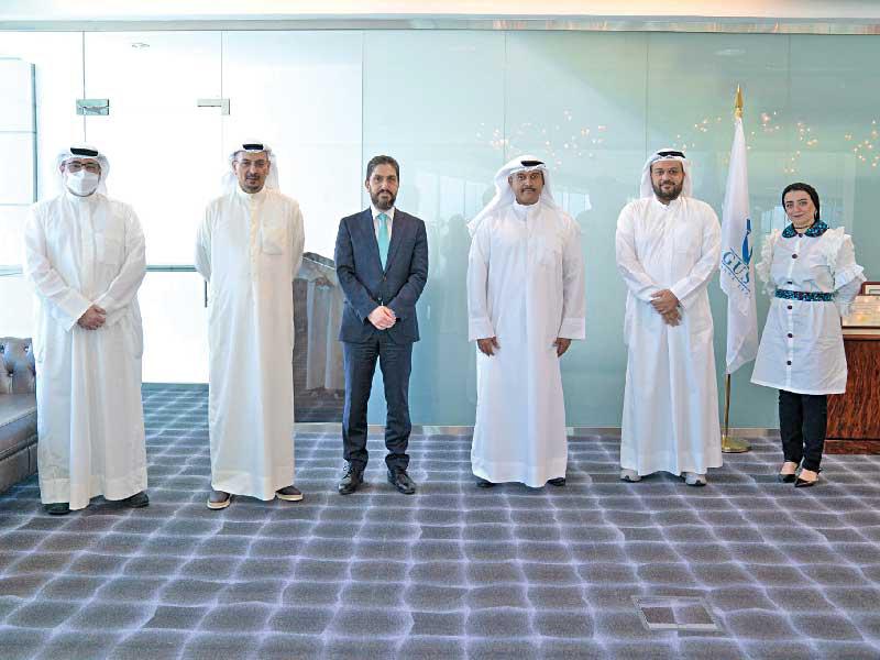 أرحمة والرشود يتوسطان الحضور في الاجتماع