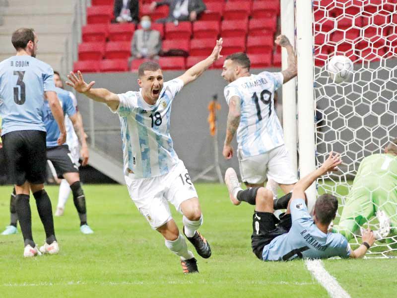 غيدو رودريغيز يحتفل بهدفه في مرمى اوروغواي