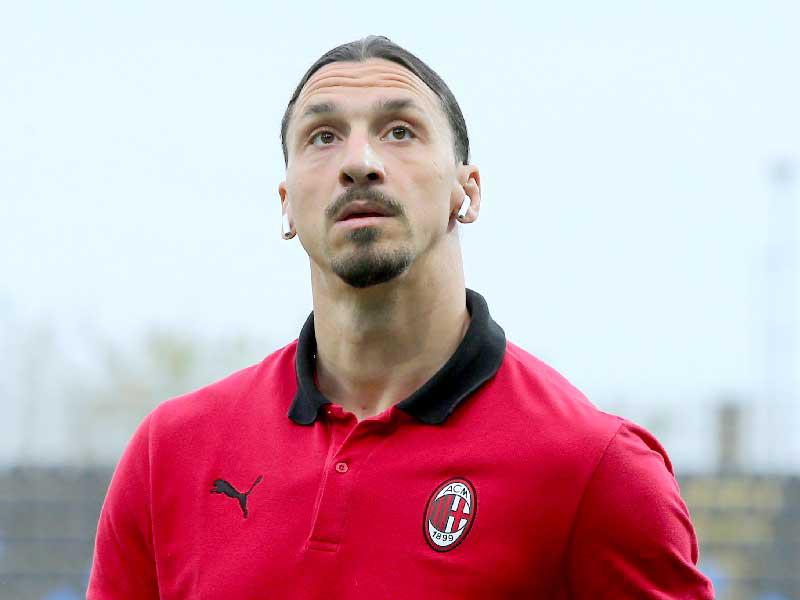  مهاجم نادي ميلان السويدي زلاتان إبراهيموفيتش