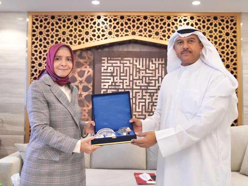 السفيرة التركية مكرمةً الرئيس التنفيذي لمجموعة بيت التمويل الكويتي (بيتك) بالتكليف عبدالوهاب الرشود