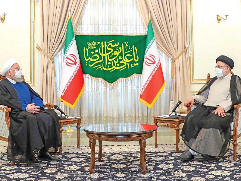 إبراهيم رئيسي وحسن روحاني خلال لقائهما أمس في طهران 