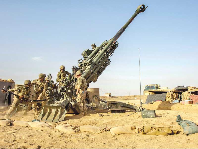 جنود أميركيون في سورية خلال تمرينات على مدفع هاوتزر قبل ايام (صفحة سنتكوم) 